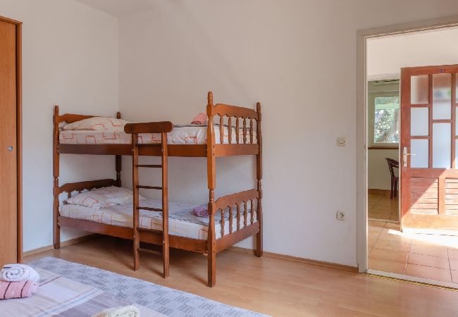 Appartamento a Karbuni - Appartamento in Karbuni con vista mare, balcone, Climatizzazione, WIFI (217-1) Appartamento a Karbuni - Appartamento in Karbuni con vista mare, balcone, Climatizzazione, WIFI (217-1)