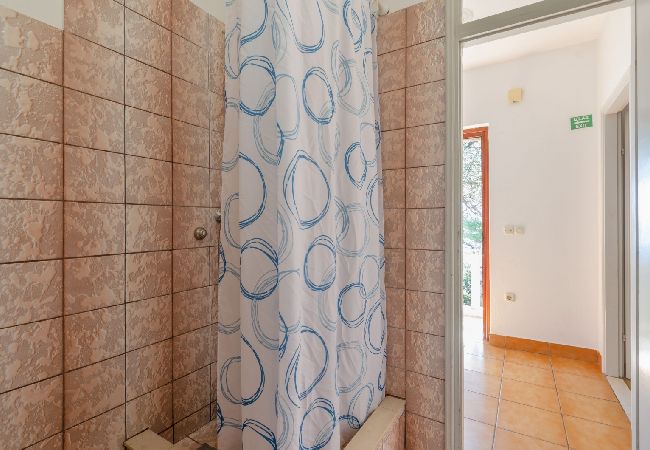 Appartamento a Karbuni - Appartamento in Karbuni con vista mare, balcone, Climatizzazione, WIFI (217-1) Appartamento a Karbuni - Appartamento in Karbuni con vista mare, balcone, Climatizzazione, WIFI (217-1)