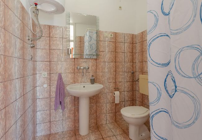 Appartamento a Karbuni - Appartamento in Karbuni con vista mare, balcone, Climatizzazione, WIFI (217-1) Appartamento a Karbuni - Appartamento in Karbuni con vista mare, balcone, Climatizzazione, WIFI (217-1)