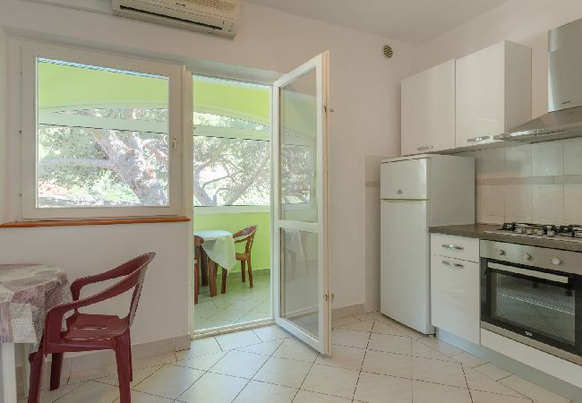 Appartamento a Karbuni - Appartamento in Karbuni con vista mare, balcone, Climatizzazione (217-2) Appartamento a Karbuni - Appartamento in Karbuni con vista mare, balcone, Climatizzazione (217-2)