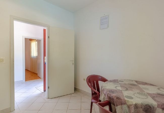 Appartamento a Karbuni - Appartamento in Karbuni con vista mare, balcone, Climatizzazione (217-2) Appartamento a Karbuni - Appartamento in Karbuni con vista mare, balcone, Climatizzazione (217-2)