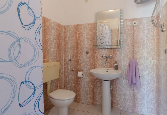 Appartamento a Karbuni - Appartamento in Karbuni con vista mare, balcone, Climatizzazione (217-2) Appartamento a Karbuni - Appartamento in Karbuni con vista mare, balcone, Climatizzazione (217-2)