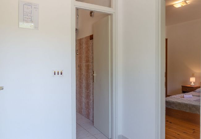 Appartamento a Karbuni - Appartamento in Karbuni con vista mare, balcone, Climatizzazione (217-2) Appartamento a Karbuni - Appartamento in Karbuni con vista mare, balcone, Climatizzazione (217-2)