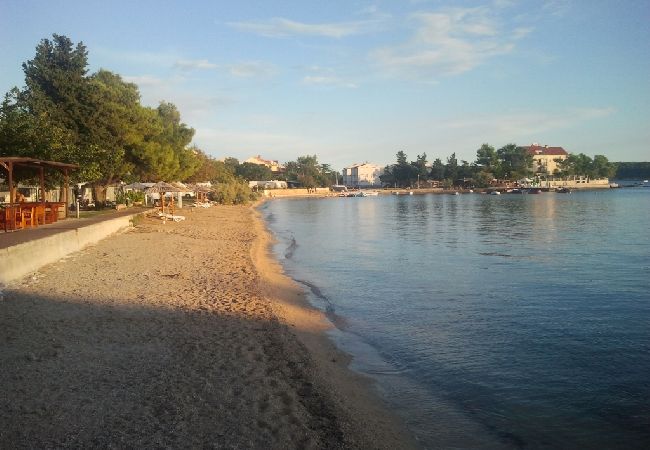 Appartamento a Banjol - Appartamento in Banjol con vista mare, balcone, Climatizzazione, WIFI (605-1) Appartamento a Banjol - Appartamento in Banjol con vista mare, balcone, Climatizzazione, WIFI (605-1)