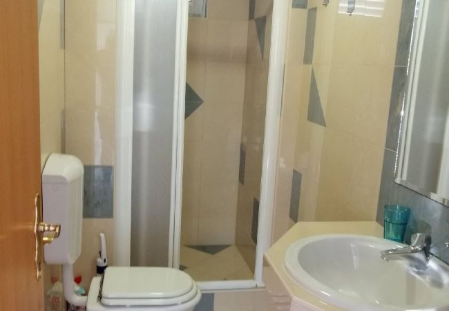 Appartamento a Banjol - Appartamento in Banjol con vista mare, balcone, Climatizzazione, WIFI (605-3) Appartamento a Banjol - Appartamento in Banjol con vista mare, balcone, Climatizzazione, WIFI (605-3)