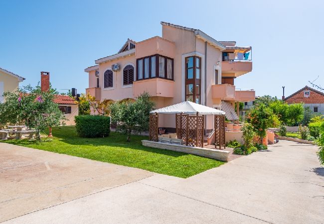 Appartamento a Privlaka - Appartamento in Brevilacqua (Privlaka) con terrazzo, Climatizzazione, WIFI, Lavatrice (821-1) Appartamento a Privlaka - Appartamento in Brevilacqua (Privlaka) con terrazzo, Climatizzazione, WIFI, Lavatrice (821-1)