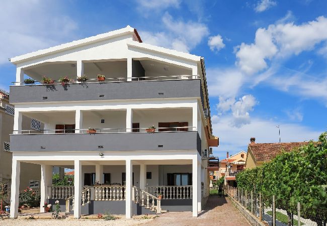 Appartamento a Bibinje - Appartamento in Bibigne (Bibinje) con vista mare, terrazzo, Climatizzazione, WIFI (868-4) Appartamento a Bibinje - Appartamento in Bibigne (Bibinje) con vista mare, terrazzo, Climatizzazione, WIFI (868-4)