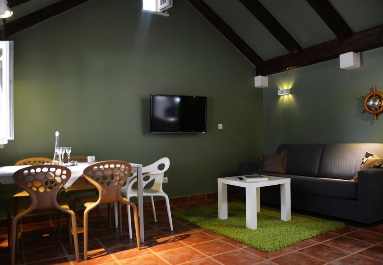 Casa a Pucišca - Casa di vacanza in Pucischie (Pučišća) con terrazzo, WIFI, Lavatrice (887-1)