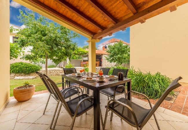 Appartamento a Nin - Appartamento in Nona (Nin) con terrazzo, Climatizzazione, WIFI (864-4) Appartamento a Nin - Appartamento in Nona (Nin) con terrazzo, Climatizzazione, WIFI (864-4)