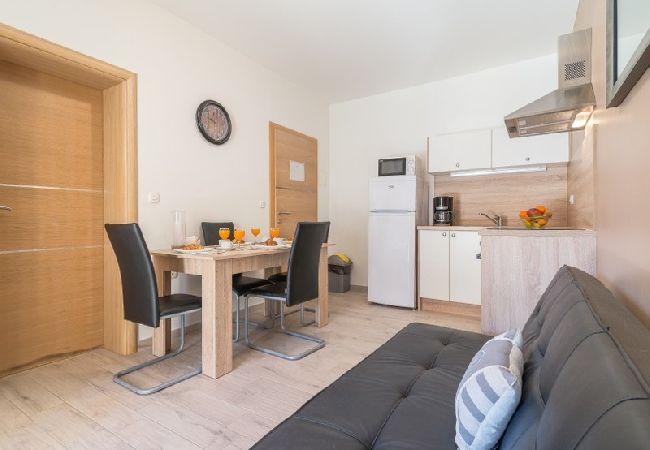 Appartamento a Nin - Appartamento in Nona (Nin) con terrazzo, Climatizzazione, WIFI (864-4) Appartamento a Nin - Appartamento in Nona (Nin) con terrazzo, Climatizzazione, WIFI (864-4)