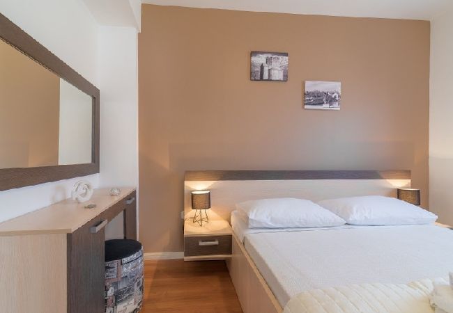 Appartamento a Nin - Appartamento in Nona (Nin) con terrazzo, Climatizzazione, WIFI (864-4) Appartamento a Nin - Appartamento in Nona (Nin) con terrazzo, Climatizzazione, WIFI (864-4)