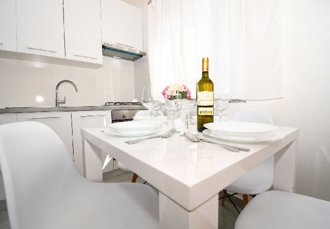 Appartamento a Lopar - Appartamento in Loparo (Lopar) con vista mare, terrazzo, Climatizzazione, WIFI (613-4) Appartamento a Lopar - Appartamento in Loparo (Lopar) con vista mare, terrazzo, Climatizzazione, WIFI (613-4)