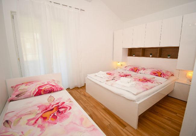 Appartamento a Lopar - Appartamento in Loparo (Lopar) con vista mare, terrazzo, Climatizzazione, WIFI (613-4) Appartamento a Lopar - Appartamento in Loparo (Lopar) con vista mare, terrazzo, Climatizzazione, WIFI (613-4)