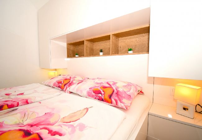 Appartamento a Lopar - Appartamento in Loparo (Lopar) con vista mare, terrazzo, Climatizzazione, WIFI (613-4) Appartamento a Lopar - Appartamento in Loparo (Lopar) con vista mare, terrazzo, Climatizzazione, WIFI (613-4)