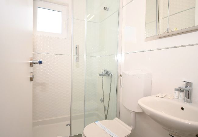 Appartamento a Lopar - Appartamento in Loparo (Lopar) con vista mare, terrazzo, Climatizzazione, WIFI (613-4) Appartamento a Lopar - Appartamento in Loparo (Lopar) con vista mare, terrazzo, Climatizzazione, WIFI (613-4)