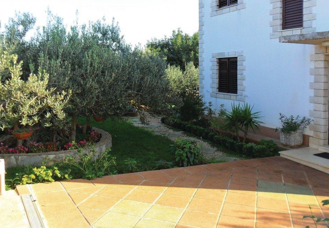 Appartamento a Sucuraj - Appartamento in San Giorgio (Sućuraj) con vista mare, terrazzo, Climatizzazione, WIFI (3354-1)