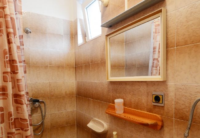 Appartamento a Omiš - Appartamento in Omiš con vista mare, terrazzo, Climatizzazione, WIFI (3422-2) Appartamento a Omiš - Appartamento in Omiš con vista mare, terrazzo, Climatizzazione, WIFI (3422-2)