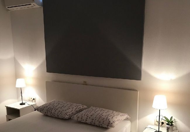 Appartamento a Omiš - Appartamento in Omiš con vista mare, terrazzo, Climatizzazione, WIFI (3422-7) Appartamento a Omiš - Appartamento in Omiš con vista mare, terrazzo, Climatizzazione, WIFI (3422-7)