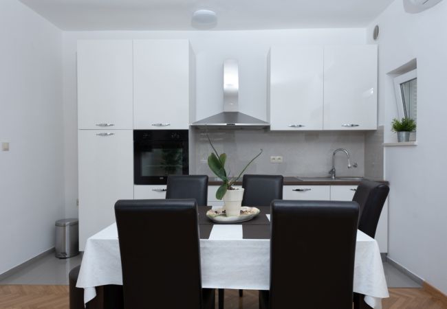 Appartamento a Duce - Appartamento in Duće con vista mare, terrazzo, Climatizzazione, WIFI (3423-2) Appartamento a Duce - Appartamento in Duće con vista mare, terrazzo, Climatizzazione, WIFI (3423-2)