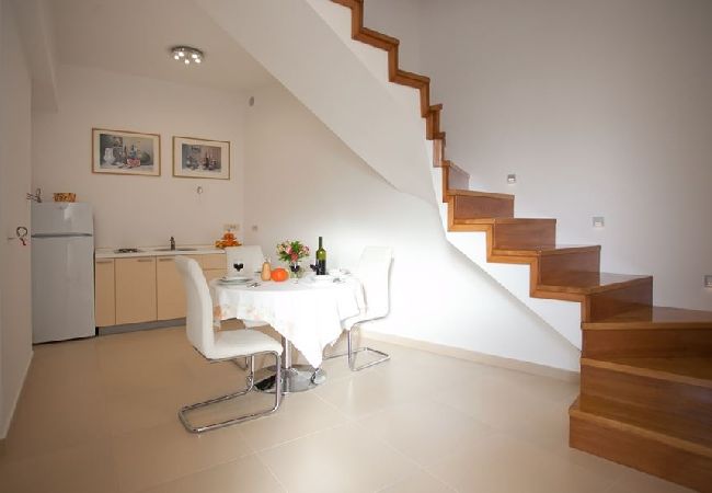 Appartamento a Duce - Appartamento in Duće con vista mare, terrazzo, Climatizzazione, WIFI (3425-10) Appartamento a Duce - Appartamento in Duće con vista mare, terrazzo, Climatizzazione, WIFI (3425-10)