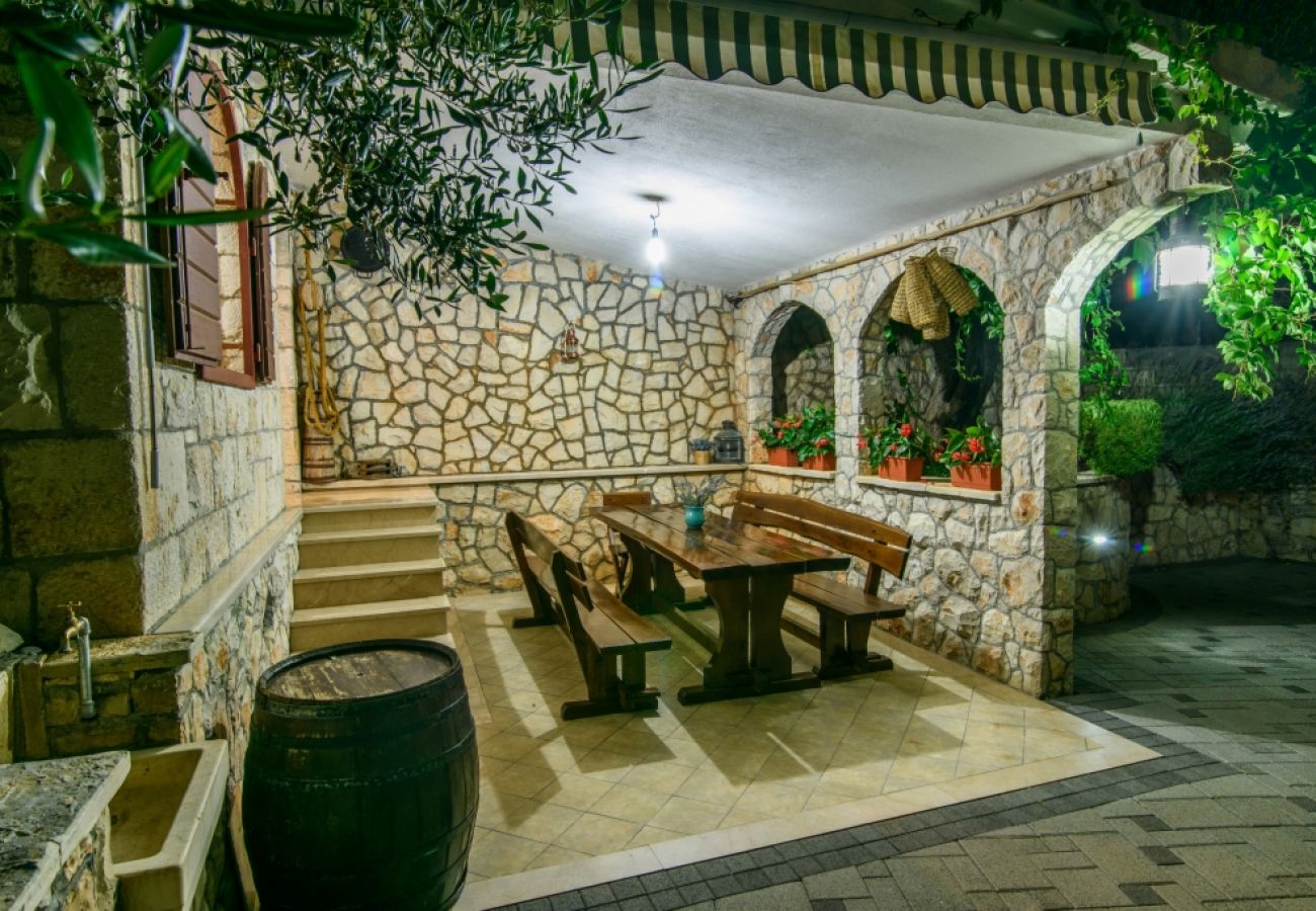 Appartamento a Okrug Gornji - Appartamento in Okrug Gornji con terrazzo, Climatizzazione, WIFI (3436-1)