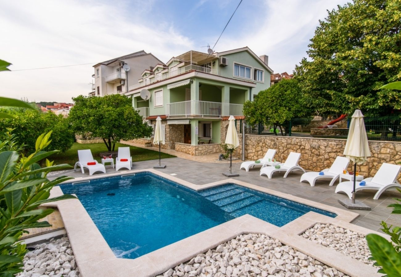 Appartamento a Okrug Gornji - Appartamento in Okrug Gornji con vista mare, terrazzo, Climatizzazione, WIFI (5209-3)