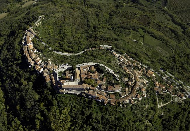 Casa a Roc - Casa di vacanza in Rozzo (Roc) con terrazzo, Climatizzazione, WIFI, Lavatrice (3458-1) Casa a Roc - Casa di vacanza in Rozzo (Roc) con terrazzo, Climatizzazione, WIFI, Lavatrice (3458-1)