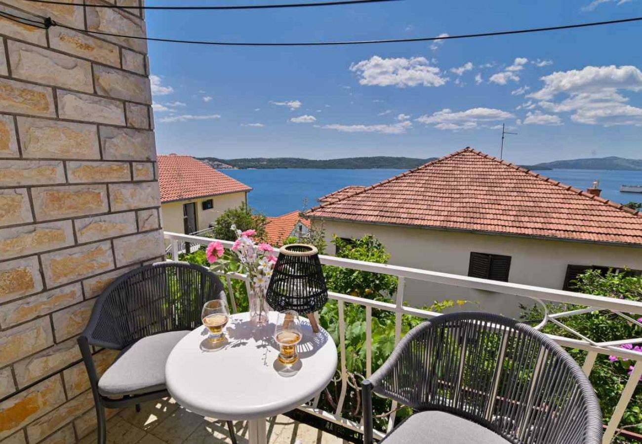 Appartamento a Trogir - Appartamento in Traù (Trogir) con vista mare, balcone, Climatizzazione, WIFI (3459-1)