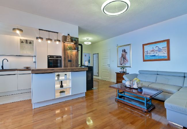 Appartamento a Trogir - Appartamento in Traù (Trogir) con vista mare, terrazzo, Climatizzazione, WIFI (3459-2) Appartamento a Trogir - Appartamento in Traù (Trogir) con vista mare, terrazzo, Climatizzazione, WIFI (3459-2)