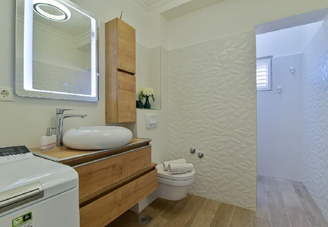 Appartamento a Trogir - Appartamento in Traù (Trogir) con vista mare, terrazzo, Climatizzazione, WIFI (3459-2) Appartamento a Trogir - Appartamento in Traù (Trogir) con vista mare, terrazzo, Climatizzazione, WIFI (3459-2)