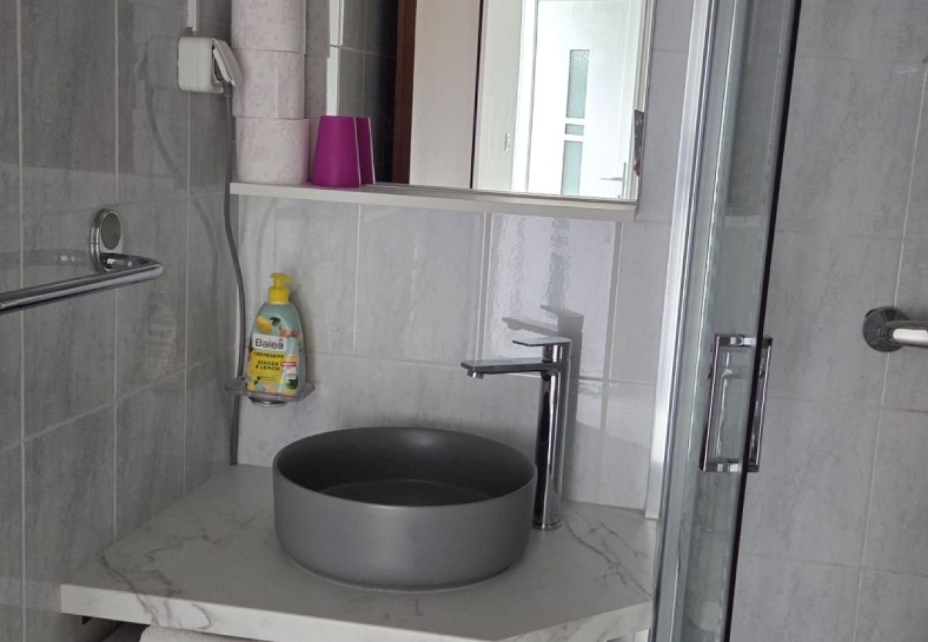 Studio a Baška - Monolocale a Baška con vista mare, balcone, aria condizionata, WLAN (3494-3)