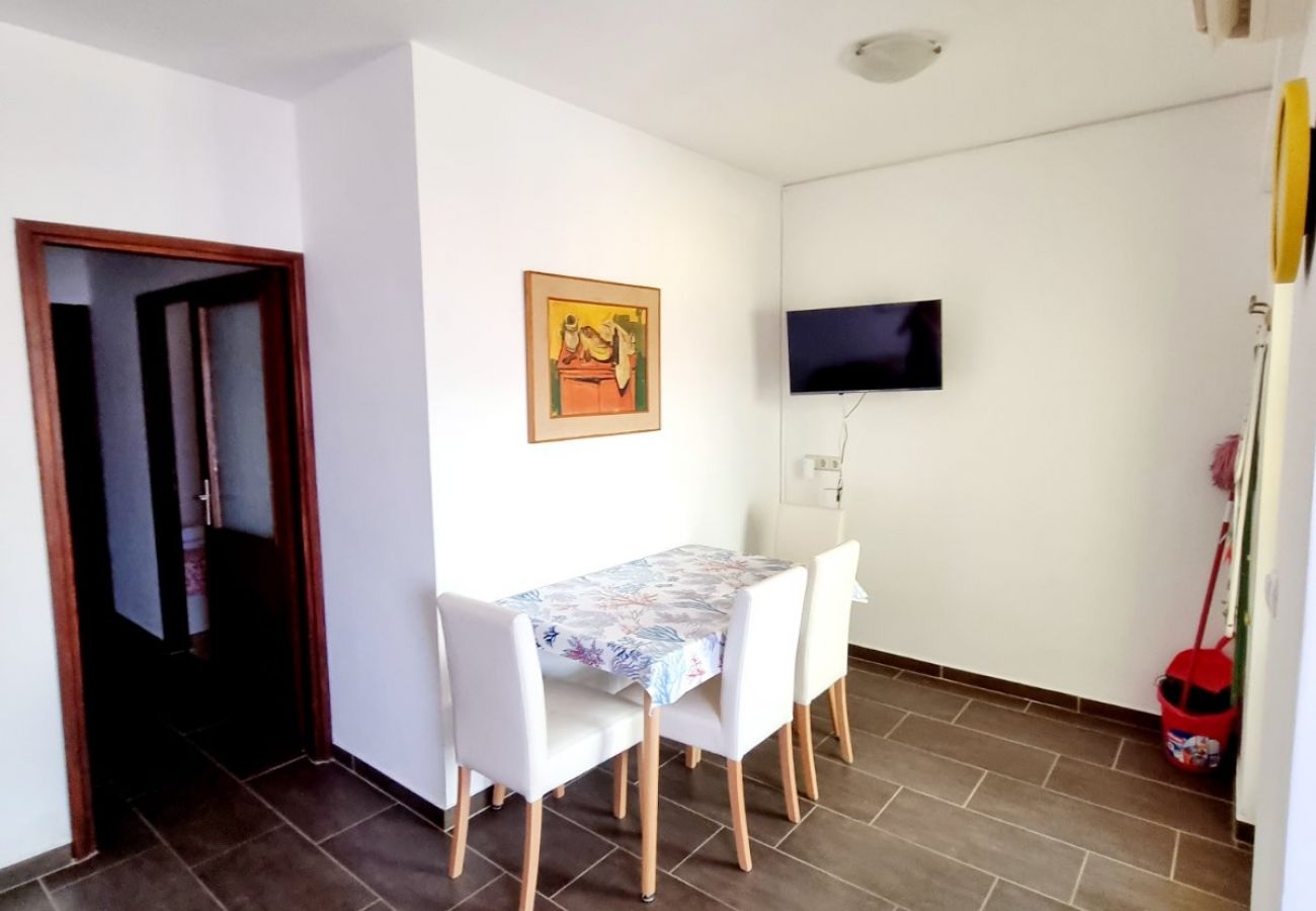 Appartamento a Baška - Ferienwohnung in Baška mit Meerblick, Terrasse, Klimaanlage, W-LAN (3494-4)