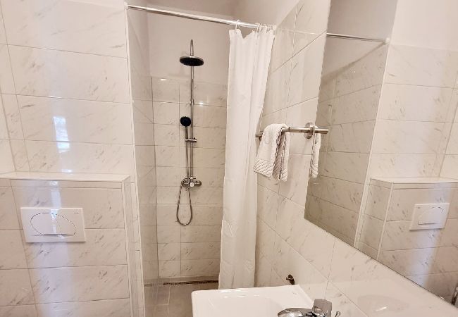 Appartamento a Baška - Appartamento a Baška con vista mare, terrazza, aria condizionata, Wi-Fi (3494-5) Appartamento a Baška - Appartamento a Baška con vista mare, terrazza, aria condizionata, Wi-Fi (3494-5)