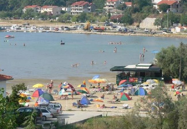 Appartamento a Lopar - Appartamento in Loparo (Lopar) con vista mare, terrazzo, WIFI (824-3) Appartamento a Lopar - Appartamento in Loparo (Lopar) con vista mare, terrazzo, WIFI (824-3)