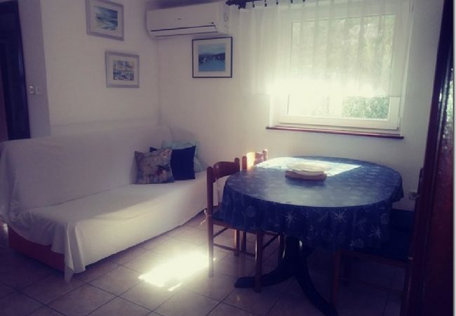 Appartamento a Lopar - Appartamento in Loparo (Lopar) con vista mare, terrazzo, WIFI (824-3) Appartamento a Lopar - Appartamento in Loparo (Lopar) con vista mare, terrazzo, WIFI (824-3)