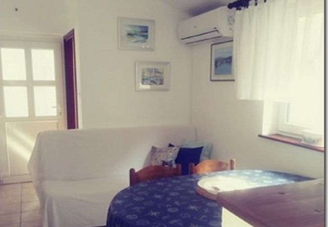 Appartamento a Lopar - Appartamento in Loparo (Lopar) con vista mare, terrazzo, WIFI (824-3) Appartamento a Lopar - Appartamento in Loparo (Lopar) con vista mare, terrazzo, WIFI (824-3)