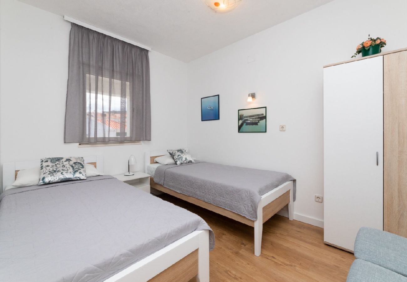 Appartamento a Supetar - Appartamento in San Pietro della Brazza (Supetar) con vista mare, terrazzo, Climatizzazione, WIFI (3553-1)