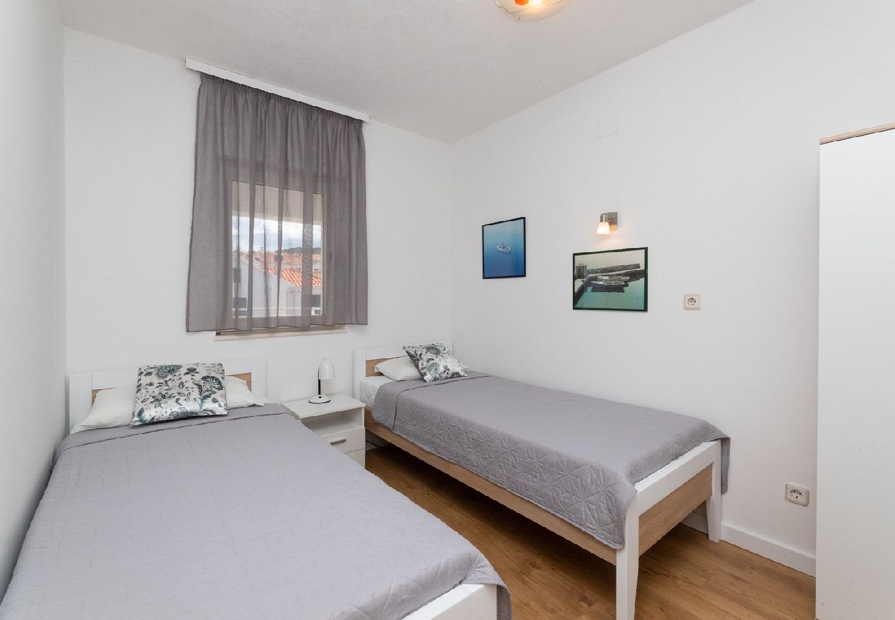 Appartamento a Supetar - Appartamento in San Pietro della Brazza (Supetar) con vista mare, terrazzo, Climatizzazione, WIFI (3553-1)