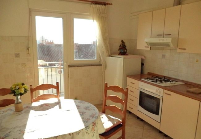 Appartamento a Pula - Appartamento in Pola (Pula) con vista mare, terrazzo, Climatizzazione, WIFI (633-2) Appartamento a Pula - Appartamento in Pola (Pula) con vista mare, terrazzo, Climatizzazione, WIFI (633-2)