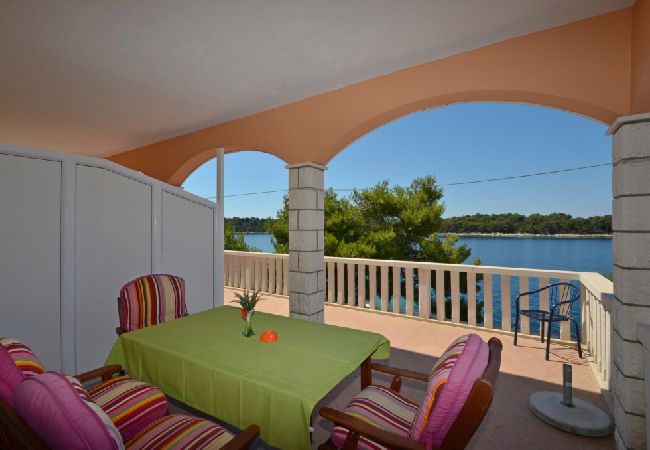 Appartamento a Karbuni - Appartamento in Karbuni con vista mare, terrazzo, Climatizzazione, WIFI (3609-3) Appartamento a Karbuni - Appartamento in Karbuni con vista mare, terrazzo, Climatizzazione, WIFI (3609-3)
