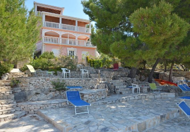 Appartamento a Karbuni - Appartamento in Karbuni con vista mare, terrazzo, Climatizzazione, WIFI (3609-3) Appartamento a Karbuni - Appartamento in Karbuni con vista mare, terrazzo, Climatizzazione, WIFI (3609-3)