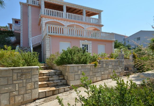 Appartamento a Karbuni - Appartamento in Karbuni con vista mare, terrazzo, Climatizzazione, WIFI (3609-3) Appartamento a Karbuni - Appartamento in Karbuni con vista mare, terrazzo, Climatizzazione, WIFI (3609-3)