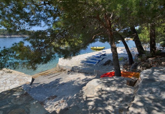 Appartamento a Karbuni - Appartamento in Karbuni con vista mare, terrazzo, Climatizzazione, WIFI (3609-3) Appartamento a Karbuni - Appartamento in Karbuni con vista mare, terrazzo, Climatizzazione, WIFI (3609-3)