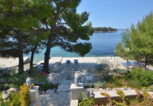 Appartamento a Karbuni - Appartamento in Karbuni con vista mare, terrazzo, Climatizzazione, WIFI (3609-3) Appartamento a Karbuni - Appartamento in Karbuni con vista mare, terrazzo, Climatizzazione, WIFI (3609-3)