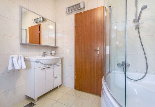 Casa a Loborika - Casa di vacanza in Loborika con terrazzo, Climatizzazione, WIFI, Lavatrice (3642-1) Casa a Loborika - Casa di vacanza in Loborika con terrazzo, Climatizzazione, WIFI, Lavatrice (3642-1)