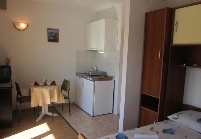 Studio a Hvar - Appartamento Studio in Lesina (Hvar) con vista mare, balcone, Climatizzazione, WIFI (3666-1) Studio a Hvar - Appartamento Studio in Lesina (Hvar) con vista mare, balcone, Climatizzazione, WIFI (3666-1)