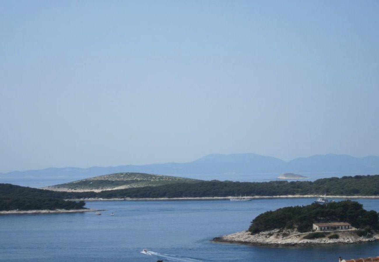 Affitto per camere a Hvar - Camera in Lesina (Hvar) con vista mare, terrazzo, Climatizzazione, WIFI (3666-3)