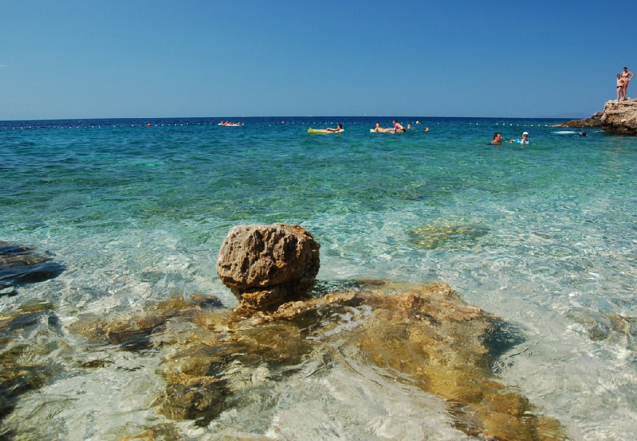 Affitto per camere a Hvar - Camera in Lesina (Hvar) con vista mare, terrazzo, Climatizzazione, WIFI (3666-3)