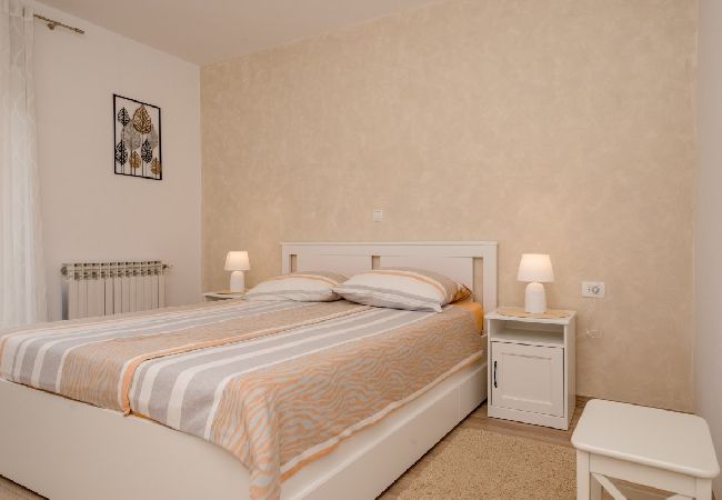 Appartamento a Palit - Appartamento in Palit con terrazzo, Climatizzazione, WIFI, Lavastoviglie (820-3) Appartamento a Palit - Appartamento in Palit con terrazzo, Climatizzazione, WIFI, Lavastoviglie (820-3)
