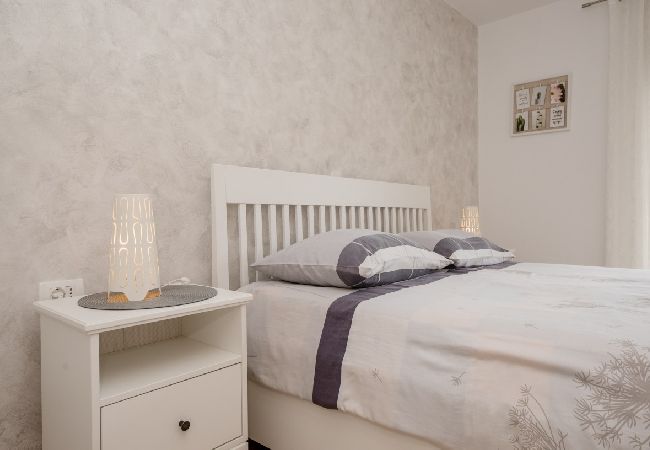 Appartamento a Palit - Appartamento in Palit con terrazzo, Climatizzazione, WIFI, Lavastoviglie (820-3) Appartamento a Palit - Appartamento in Palit con terrazzo, Climatizzazione, WIFI, Lavastoviglie (820-3)